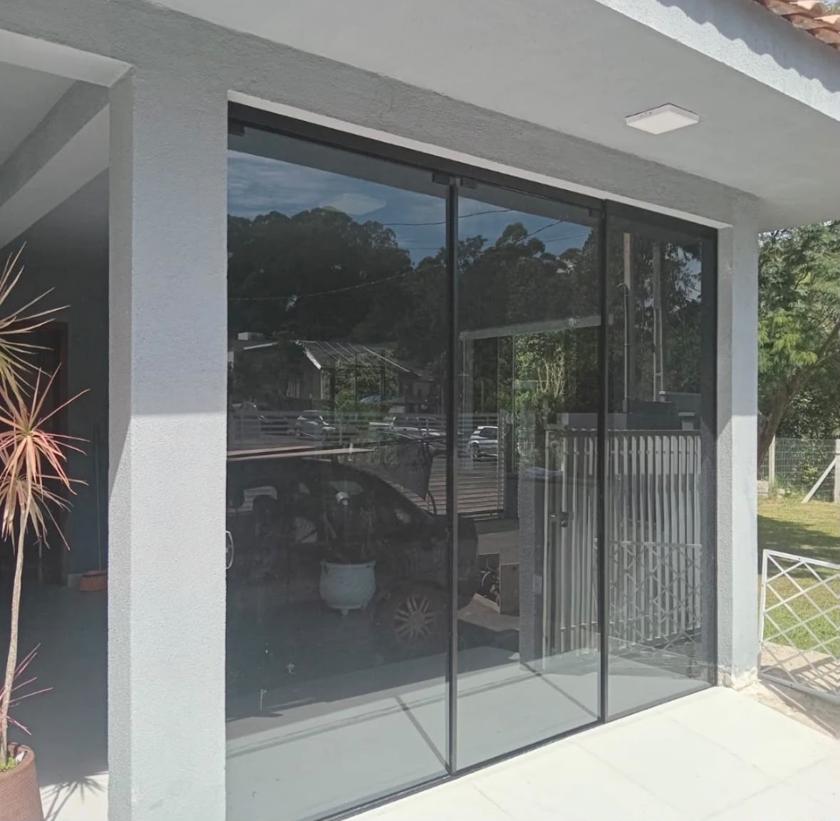 Porta de vidro de correr instalada em Campo Largo