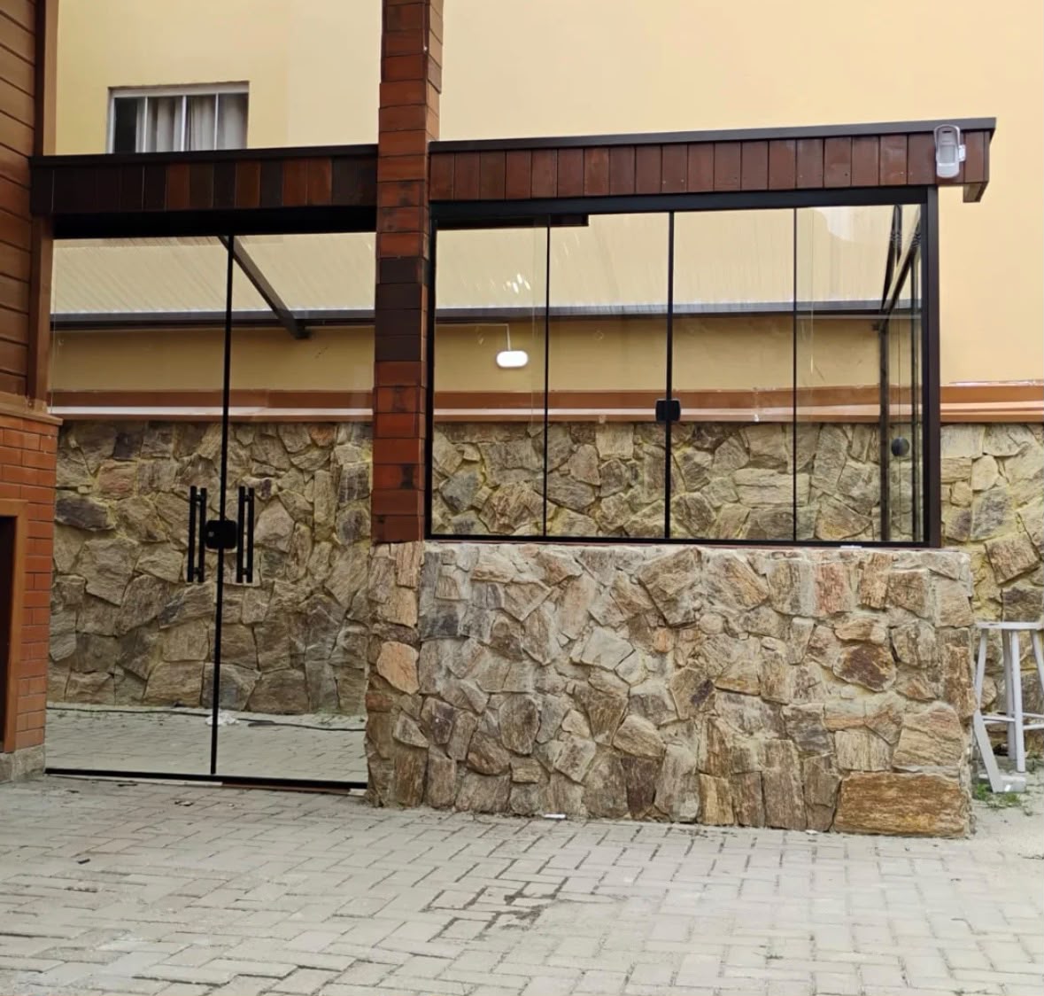 Projeto de vidro sob medida com porta e guarda-corpo